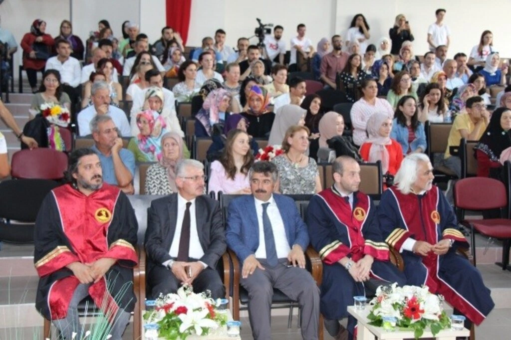 İletişim Fakültesi'nde Mezuniyet Sevinci