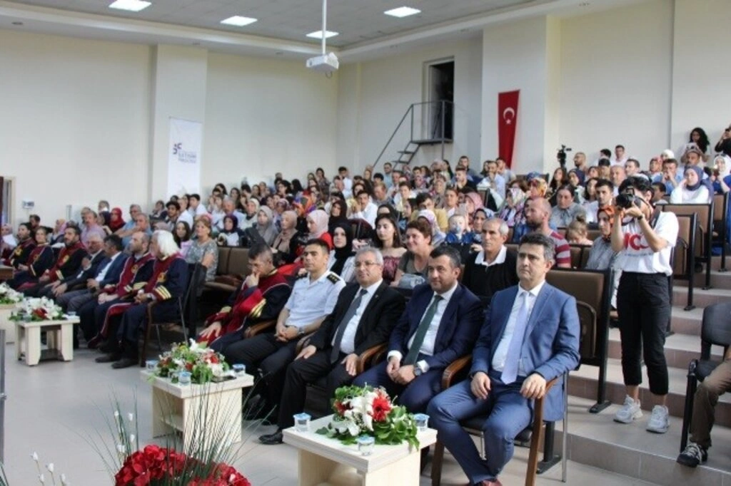 İletişim Fakültesi'nde Mezuniyet Sevinci