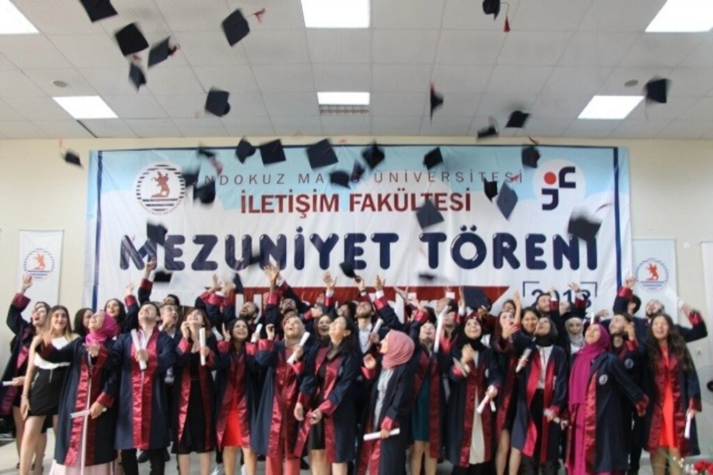 İletişim Fakültesi'nde Mezuniyet Sevinci