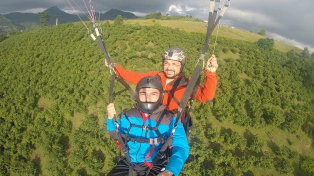 Ayvacık'ta Yamaç Paraşütü Gösterisi