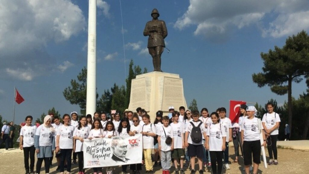 Öğretmen Deniz Gömeç yönetiminde okul külüpleri çalışmalarına örnek proje