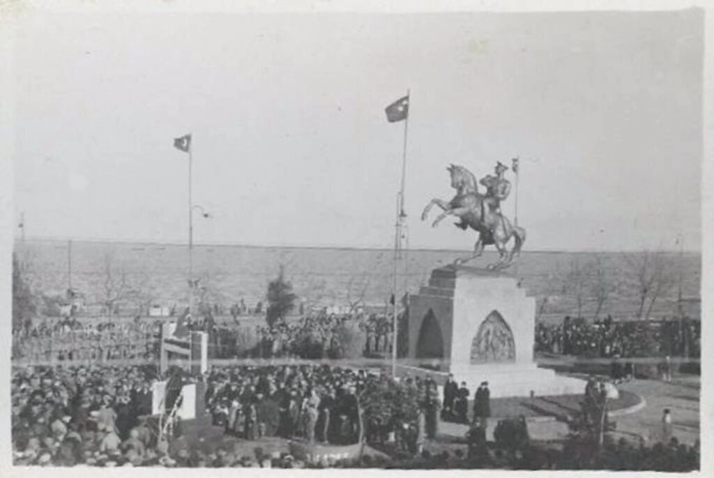 Samsun'un tarihi eski fotoğrafları - Birçok tarihi belge ve arşivlerden derlediğimiz, Samsun Limanı, Samsun Dolgu Sahası, Samsun Fuarı ve bugünlerde yıkımı