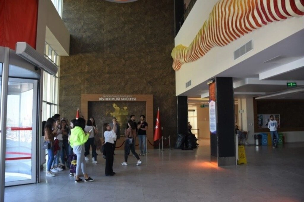 Diş Hekimliği Fakültesini Tasarımlarıyla Süsleyen GSF’li Öğrencilere Teşekkür Belgesi