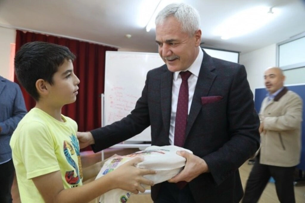 İLKADIM BELEDİYESİ'NDEN ÖĞRENCİLERE KİTAP DESTEĞİ