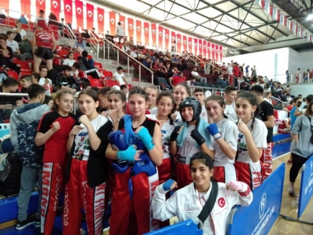 İLKADIM BELEDİYESİ KİCK BOKS TAKIMI KULÜPLER ARASI ŞAMPİYON OLDU