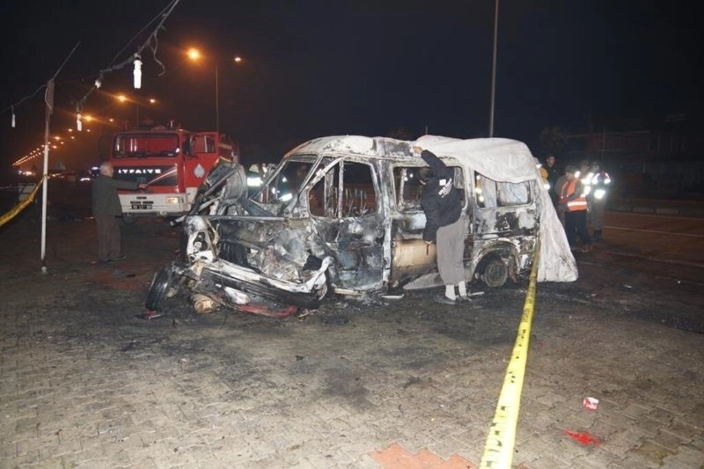 Minibüsle çarpışan otomobilin LPG tankı patladı: 6 ölü, 4 yaralı