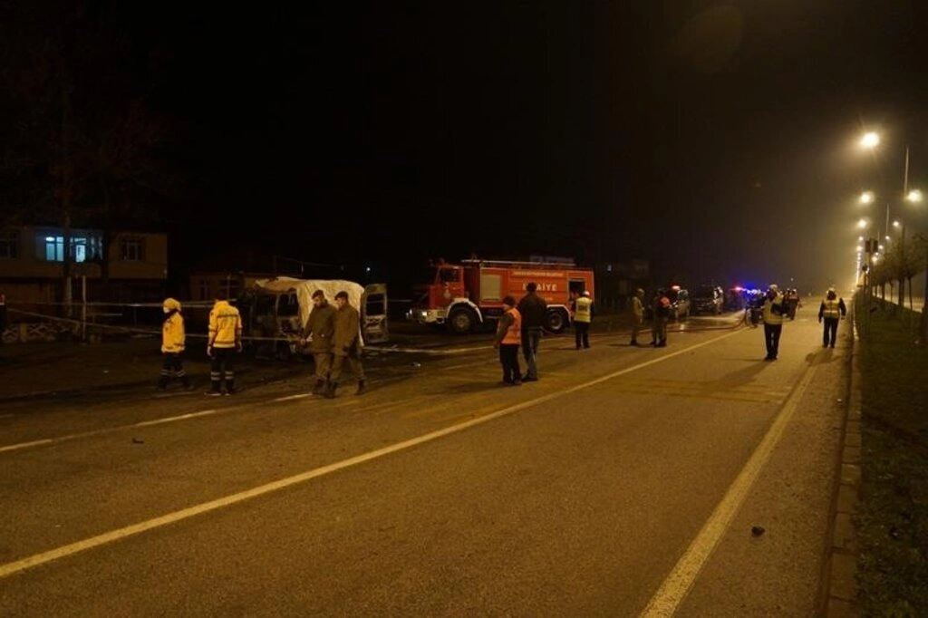 Minibüsle çarpışan otomobilin LPG tankı patladı: 6 ölü, 4 yaralı