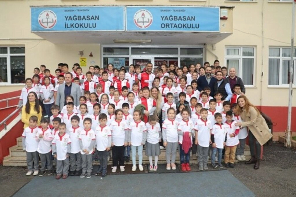 Garip ve Zeycan Yıldırım Vakfı'ndan Öğrencilere Forma ve Maç Bileti