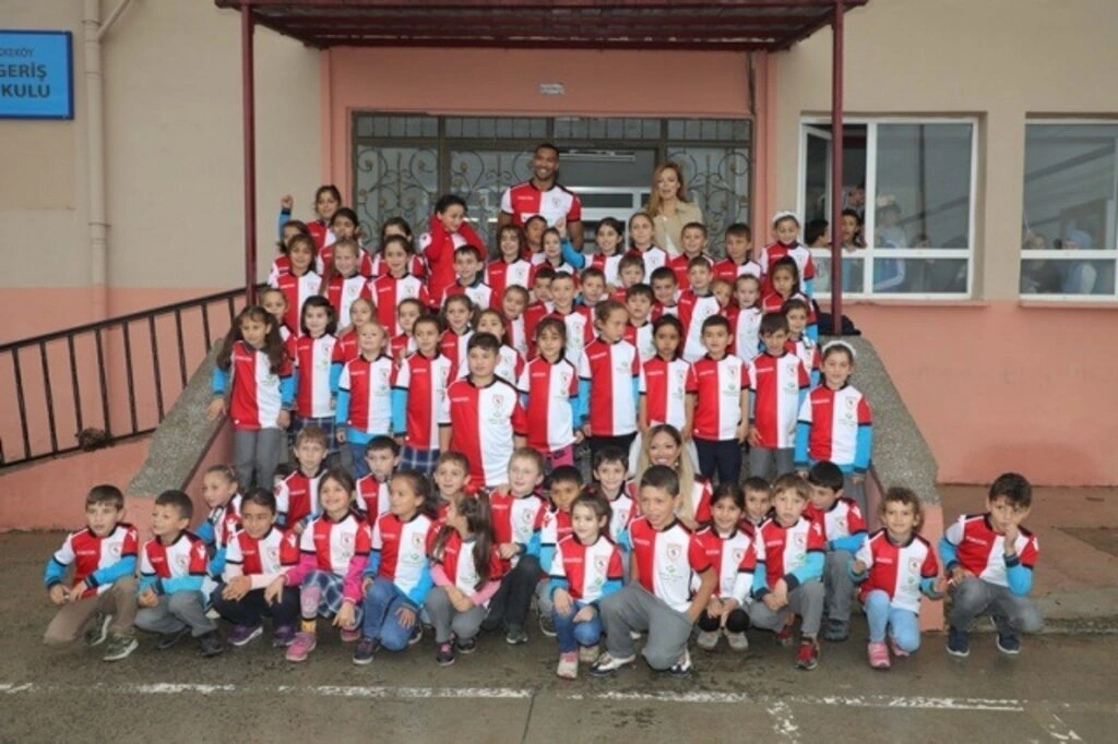 Garip ve Zeycan Yıldırım Vakfı'ndan Öğrencilere Forma ve Maç Bileti