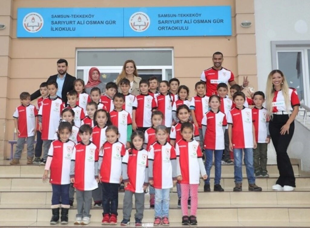 Garip ve Zeycan Yıldırım Vakfı'ndan Öğrencilere Forma ve Maç Bileti