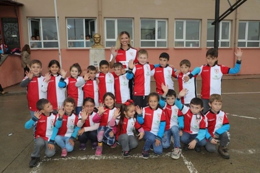Garip ve Zeycan Yıldırım Vakfı'ndan Öğrencilere Forma ve Maç Bileti