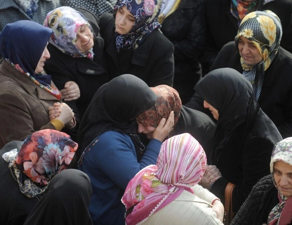 Terme'deki kazada hayatını kaybeden 6 kişi Ayvacık'ta toprağa verildi