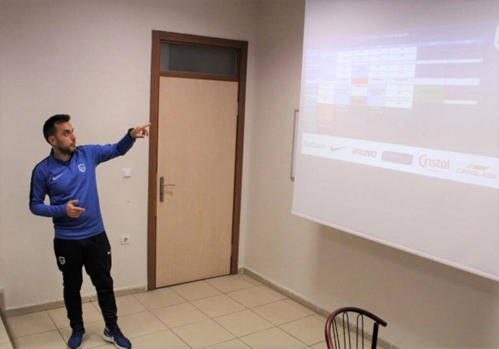 GENK ANTRENÖRLERİ FUTBOL OKULU ANTRENMANI TAKİP ETTİ