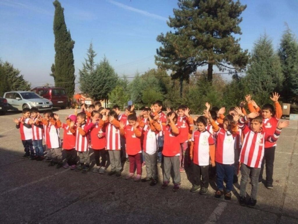 GARİP VE ZEYCAN YILDIRIM VAKFI’NDAN ÇOCUKLARA SAMSUNSPOR FORMASI