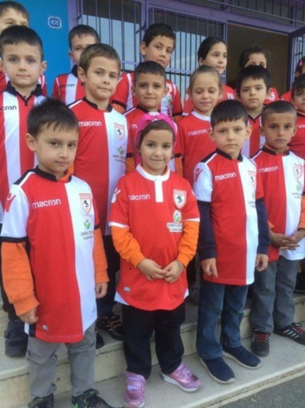 GARİP VE ZEYCAN YILDIRIM VAKFI’NDAN ÇOCUKLARA SAMSUNSPOR FORMASI