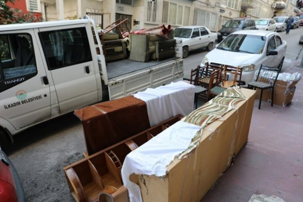 Vefat eden babasının tüm ev eşyalarını bağışladı