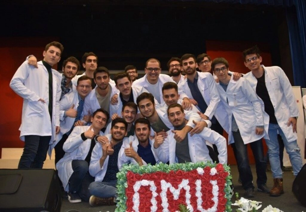 Genç Diş Hekimi Adayları Beyaz Önlüklerini Giydi