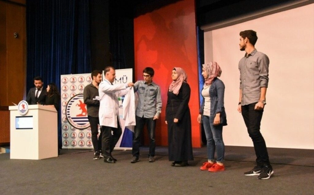 Genç Diş Hekimi Adayları Beyaz Önlüklerini Giydi
