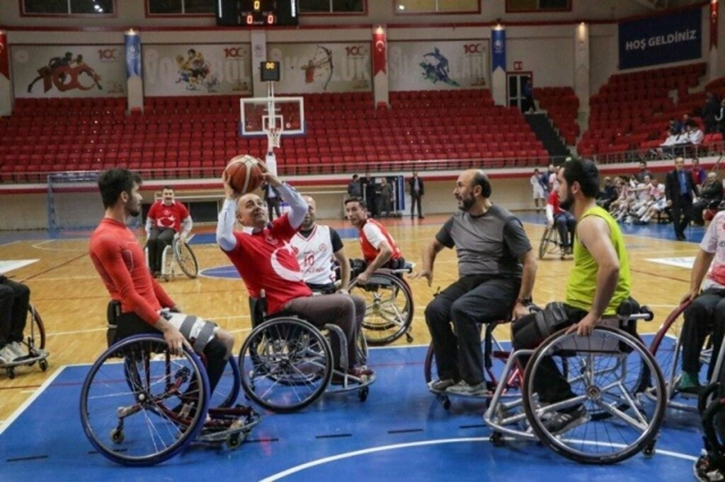 Samsun protokolü ile engelliler çeşitli branşlarda turnuva yaptılar
