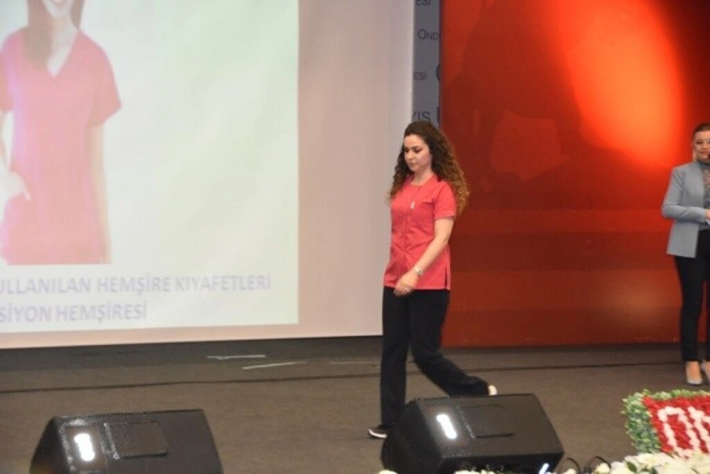 Geçmişten Günümüze Hemşirelik Kıyafetleri Defilesi OMÜ’de Sergilendi
