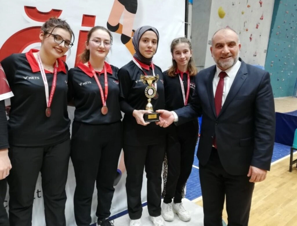Gençler Kız-Erkek Masa Tenisi İl Birinciliği ödülleri verildi