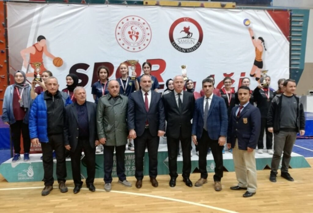 Gençler Kız-Erkek Masa Tenisi İl Birinciliği ödülleri verildi
