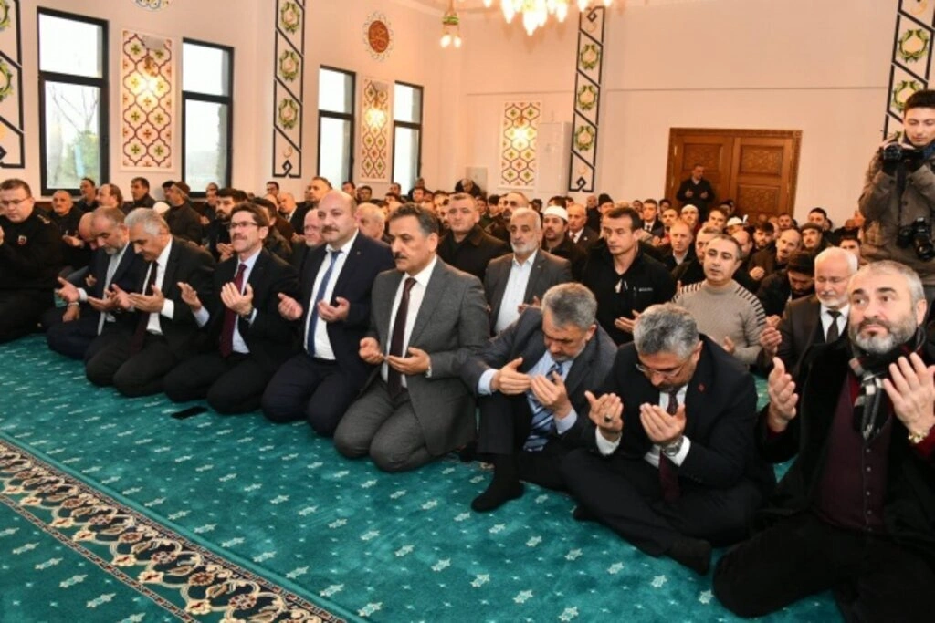 Yeşilyurt Demir Çelik Camii hizmete açıldı
