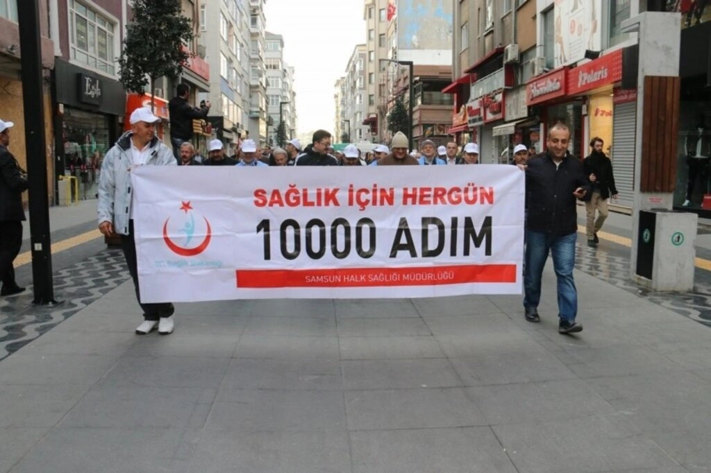 Samsun'da sağlıklı beslenme ve hareketli yaşam yürüyüşü yapıldı