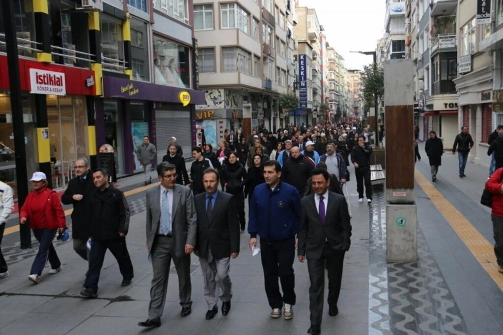 Samsun'da sağlıklı beslenme ve hareketli yaşam yürüyüşü yapıldı