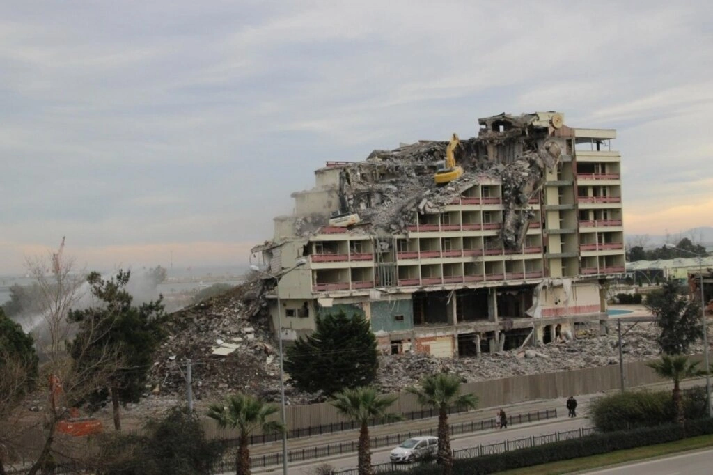 Büyük Samsun oteli yıkım çalışması