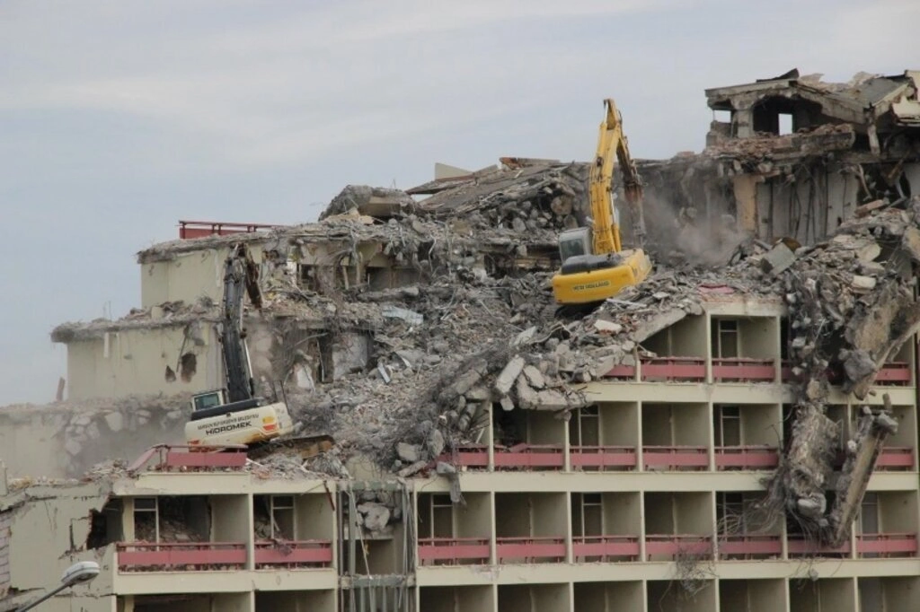 Büyük Samsun oteli yıkım çalışması