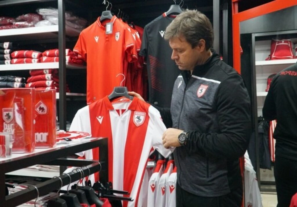 İstanbul'a Hareket Öncesi Teknik Direktör Ertuğrul Sağlam Store 55'i Gezdi