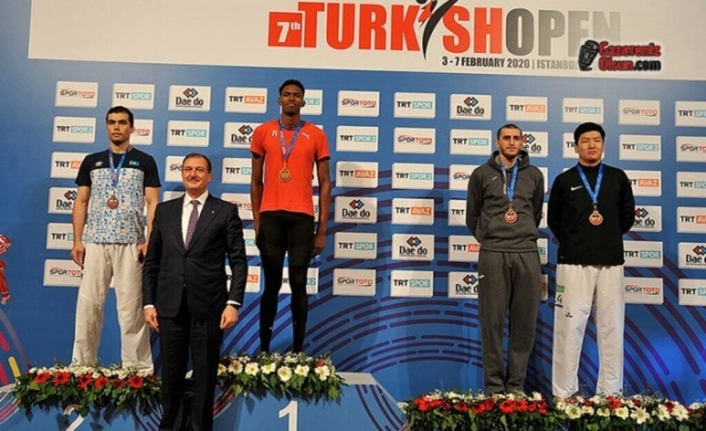 Taekwondoculardan Madalya Yağmuru
