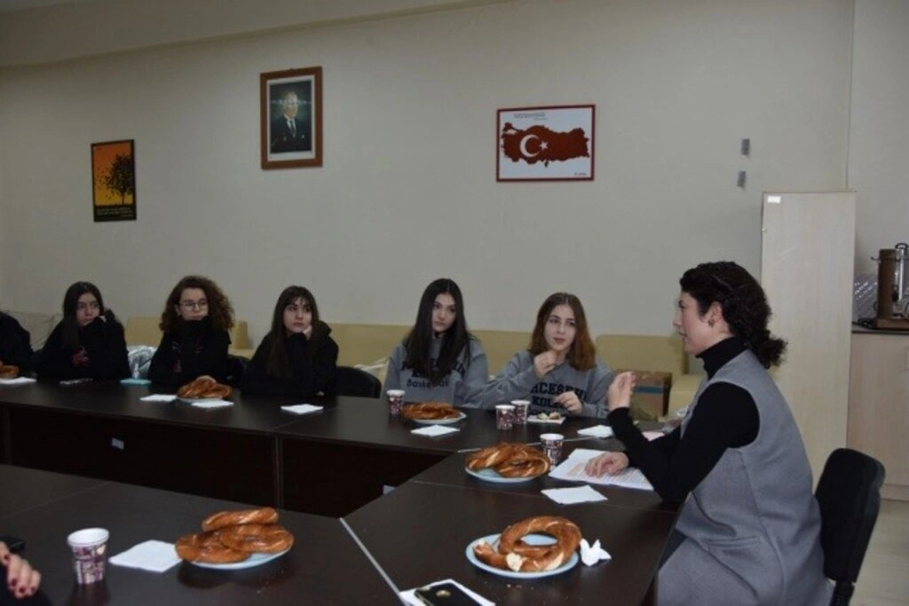 Geleceğin Bilim Kadınları Doç. Dr. Ayşenur Büyükgöze Kavas ile Buluştu
