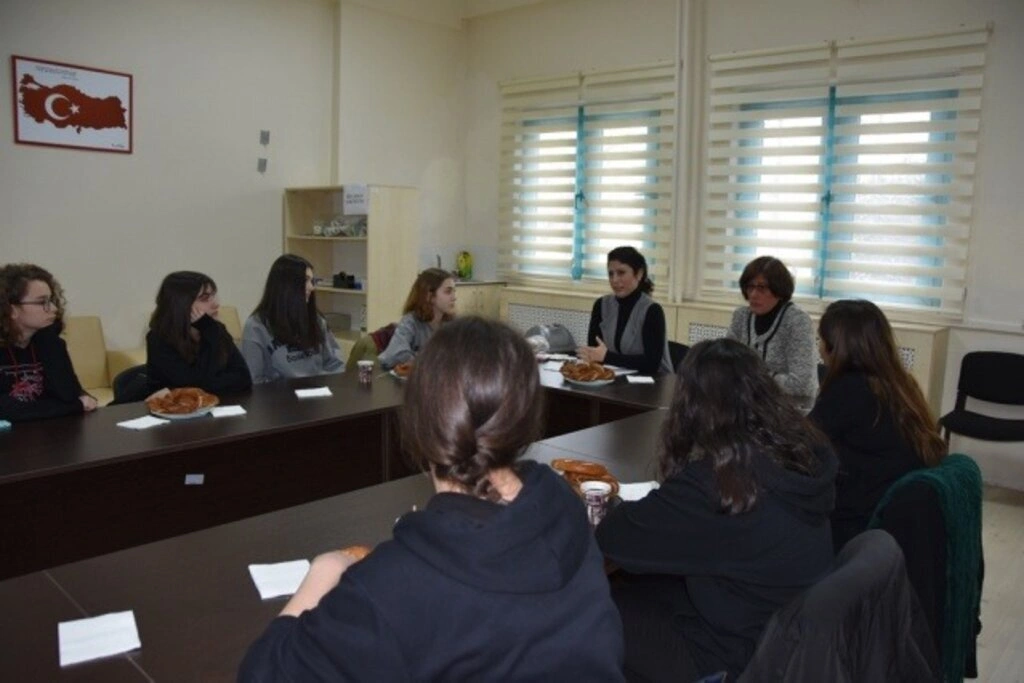 Geleceğin Bilim Kadınları Doç. Dr. Ayşenur Büyükgöze Kavas ile Buluştu