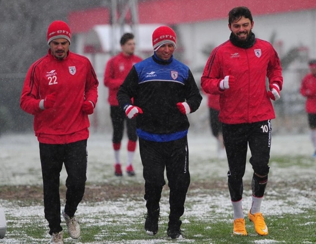 Samsunspor kar üstünde çalıştı